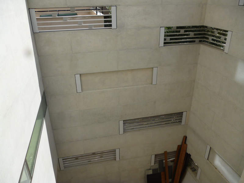 Apartment Building, Neo Psychiko, Athens-Big walls with openings